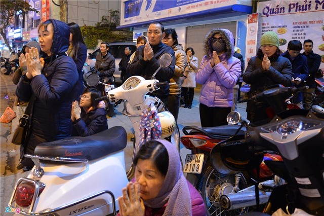 Hàng nghìn người ngồi ngoài đường giải hạn sao La hầu