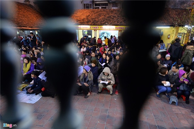 Hàng nghìn người ngồi ngoài đường giải hạn sao La hầu