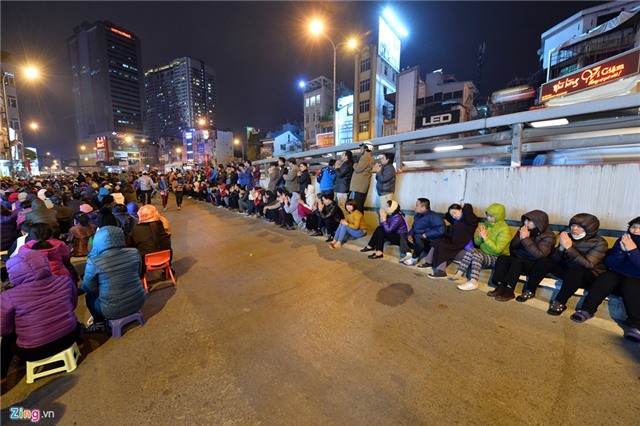 Hàng nghìn người ngồi ngoài đường giải hạn sao La hầu