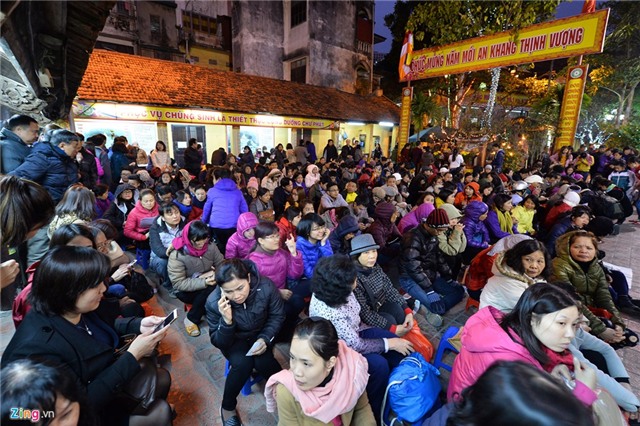 Hàng nghìn người ngồi ngoài đường giải hạn sao La hầu