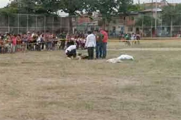 Bị phạt thẻ đỏ, cầu thủ rút súng bắn chết trọng tài - Ảnh 1.