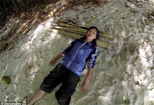 nu sinh nhat mot minh song tren dao hoang o indonesia hinh anh 7