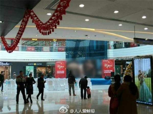 Màn hình lớn ở trung tâm thương mại chiếu nhầm phim nóng trong kỳ nghỉ Tết - Ảnh 2.