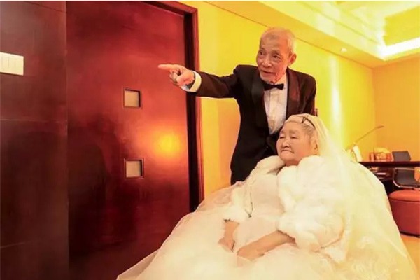Cụ ông 84 tuổi bao trọn tòa nhà để tỏ tình với người vợ 83 tuổi - Ảnh 1.