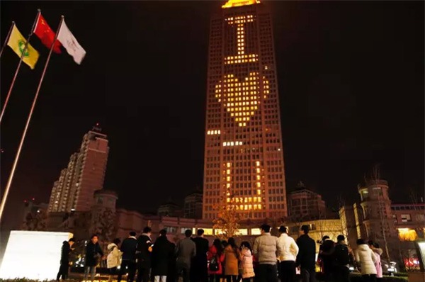 Cụ ông 84 tuổi bao trọn tòa nhà để tỏ tình với người vợ 83 tuổi - Ảnh 3.