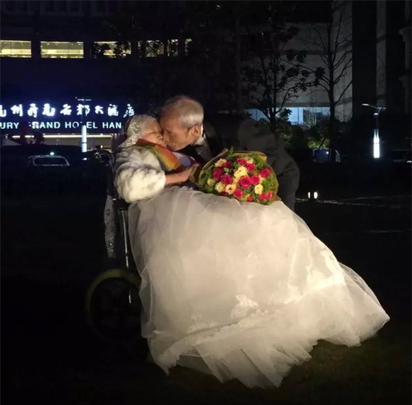 Cụ ông 84 tuổi bao trọn tòa nhà để tỏ tình với người vợ 83 tuổi - Ảnh 5.
