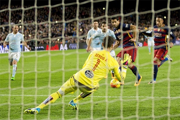 Ronaldo biết vì sao Messi lại sút penalty khó hiểu như vậy - Ảnh 4.