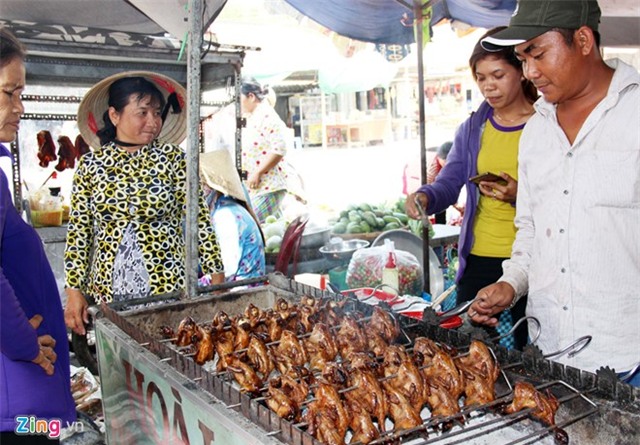 Khách hành hương bị người ăn xin bao vây khi ra cổng chùa