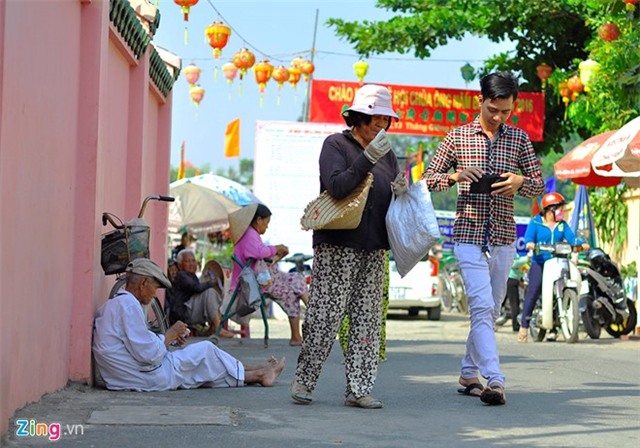 Khách hành hương bị người ăn xin bao vây khi ra cổng chùa