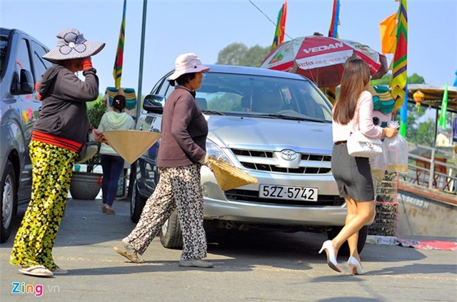 Khách hành hương bị người ăn xin bao vây khi ra cổng chùa