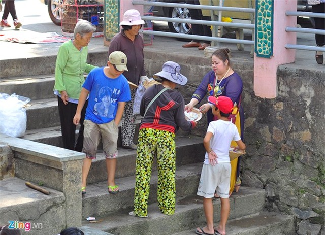 Khách hành hương bị người ăn xin bao vây khi ra cổng chùa