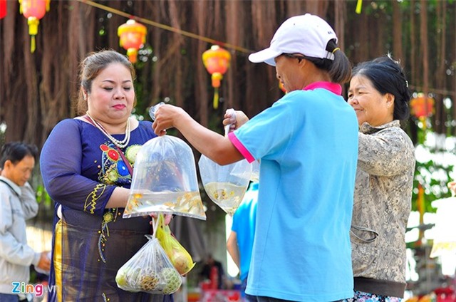 Khách hành hương bị người ăn xin bao vây khi ra cổng chùa