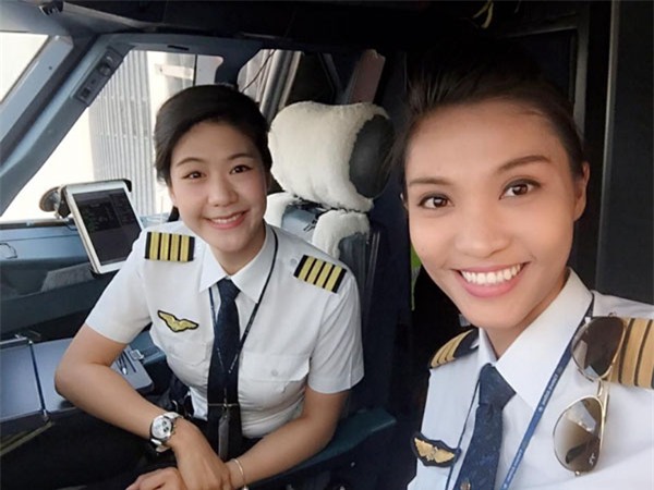 nữ cơ trưởng, Huỳnh Lý Đông Phương, cơ phó Nguyễn Thị Ngọc Bích, Vietnam Airlines