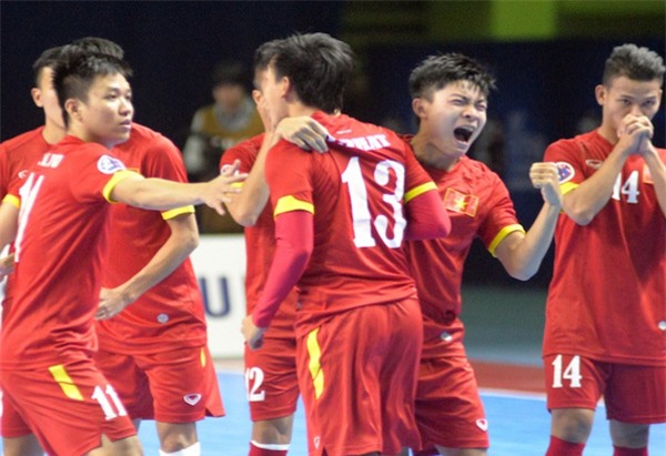 Fan bóng đá nước nhà sôi sục với thành tích vô tiền khoáng hậu của tuyển futsal Việt Nam - Ảnh 2.