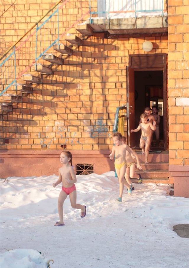 tre em mau giao nga tam nuoc da giua troi bang gia hinh anh 5