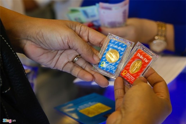 Giá vàng bốc hơi 350.000 đồng sau ngày thần tài