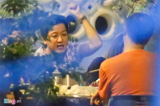 Nhã Phương liên tục ôm Trường Giang khi đi ăn đêm