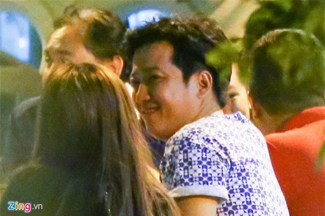 Nhã Phương liên tục ôm Trường Giang khi đi ăn đêm