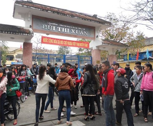 hue: nu sinh bi danh hoi dong truoc cong truong, ban dung nhin hinh anh 1