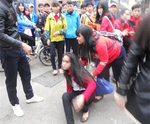 hue: nu sinh bi danh hoi dong truoc cong truong, ban dung nhin hinh anh 2