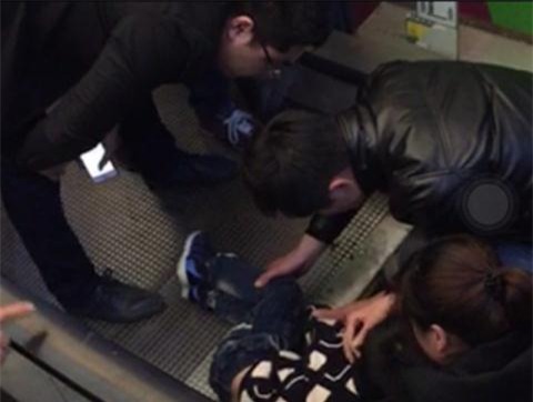 Cau be 3 tuoi bi mat 3 ngon tay vi thang cuon Trung Quoc