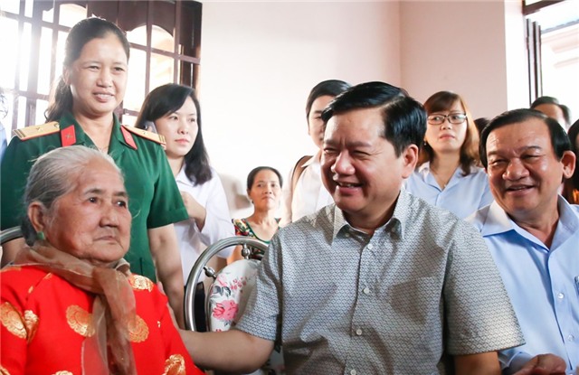 Ông Đinh La Thăng, Bí thư Thành ủy TP HCM thăm mẹ Việt Nam anh hùng Nguyễn Thị Em ở Củ Chi. Ảnh: Hải An.