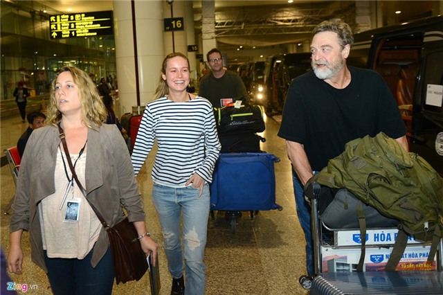 Dàn sao 'King Kong' đặt chân tới Nội Bài