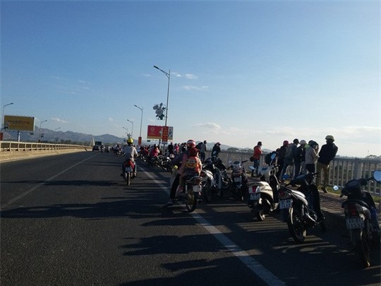 Rất đông người dân hiếu kì đến theo dõi vụ việc