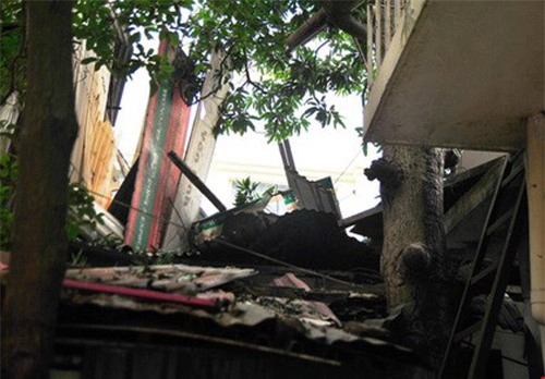 be tong do ap xuong nha dan, 13 nguoi thoat chet - 1