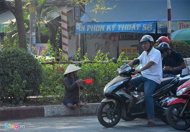Người ăn xin tràn lan đường phố Sài Gòn