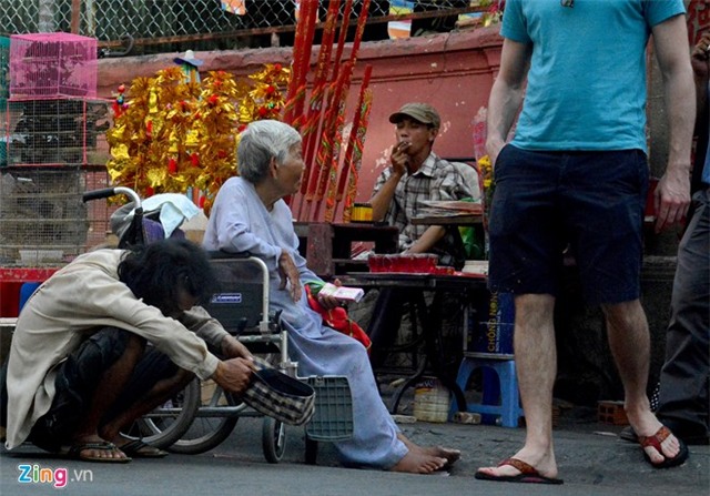 Người ăn xin tràn lan đường phố Sài Gòn