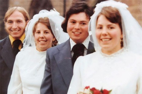 Cặp song sinh kết hôn và chôn cất chồng cùng 1 ngày