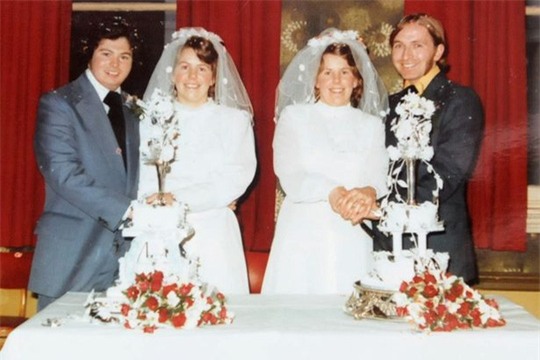 Hai cặp đôi Ann – Ron và Lynda – Derrick trong lễ cưới ngày 15-2-1975. Ảnh: SWNS