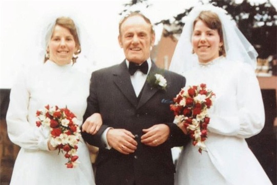 Cặp song sinh Ann và Linda chụp ảnh với cha của họ, ông Henry Green, trong ngày trọng đại. Ảnh: SWNS