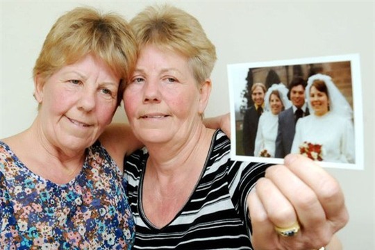 Cặp song sinh kết hôn và chôn cất chồng cùng 1 ngày