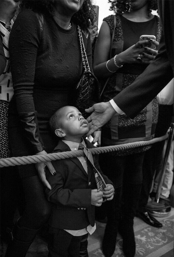 Ảnh Obama và những đứa trẻ gây sốt mạng Twitter - Ảnh 1.