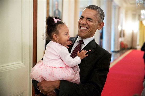 Ảnh Obama và những đứa trẻ gây sốt mạng Twitter - Ảnh 2.