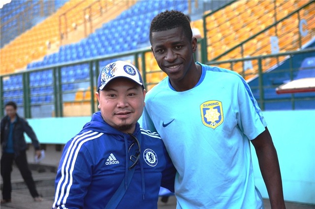 Ramires chụp hình lưu niệm với một CĐV Chelsea nổi tiếng tại Việt Nam có mặt tại sân Gò Đậu chiều 22/2.