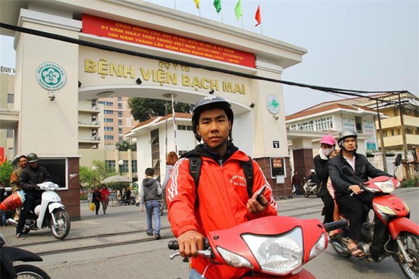 Nam sinh ĐH Bách khoa Hà Nội chạy xe ôm kiếm tiền chữa bệnh hiểm nghèo cho bạn - Ảnh 3.