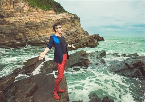 hong que khoe duong cong goi cam ben vinh thuy hinh anh 2