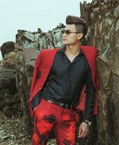 hong que khoe duong cong goi cam ben vinh thuy hinh anh 14