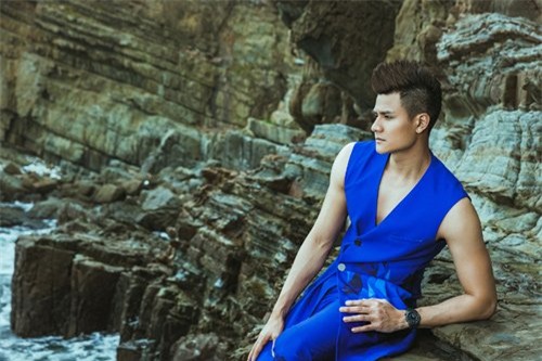 hong que khoe duong cong goi cam ben vinh thuy hinh anh 3