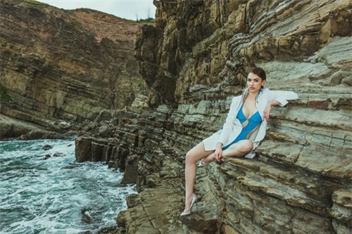 hong que khoe duong cong goi cam ben vinh thuy hinh anh 4