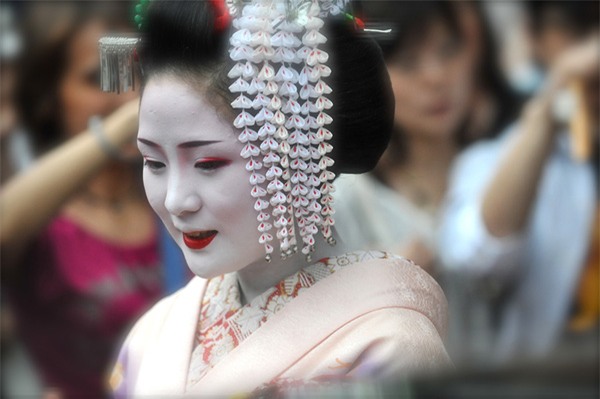 Bí kíp chăm sóc da cho bạn hay trang điểm từ những nàng geisha - Ảnh 1.