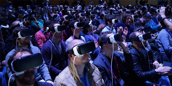 Tấm ảnh dị thường của ông chủ Facebook đang khiến cả thế giới lo sợ - Ảnh 2.