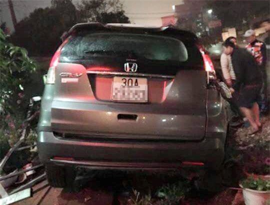 Nữ tài xế bỏ ôtô tháo cháy khi tàu hỏa tới