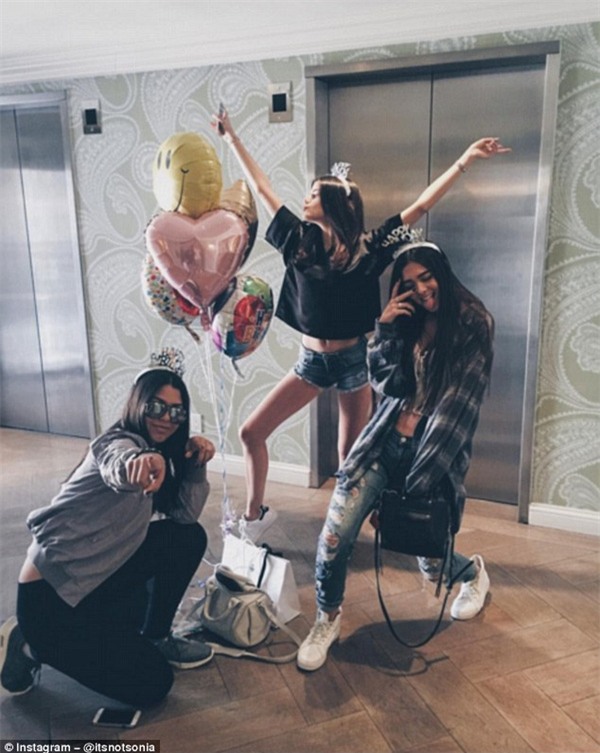 Brooklyn Beckham bí mật hẹn hò bạn gái tin đồn Sonia Ben Ammar - Ảnh 3.