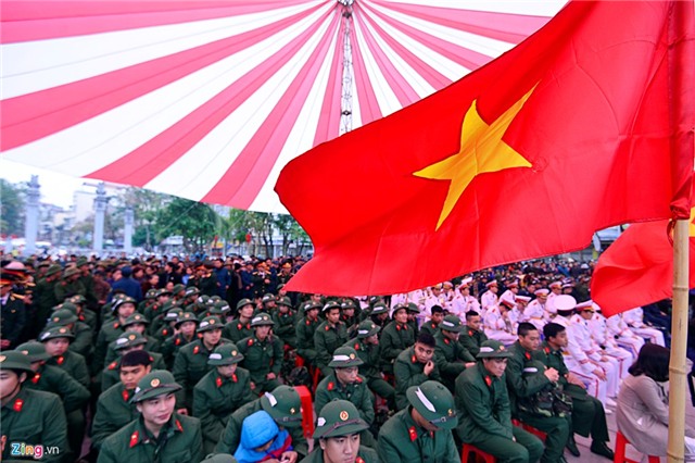 Tân binh lưu luyến người thân lên đường nhập ngũ