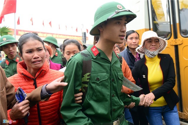 Tân binh lưu luyến người thân lên đường nhập ngũ