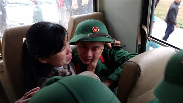 Tân binh lưu luyến người thân lên đường nhập ngũ